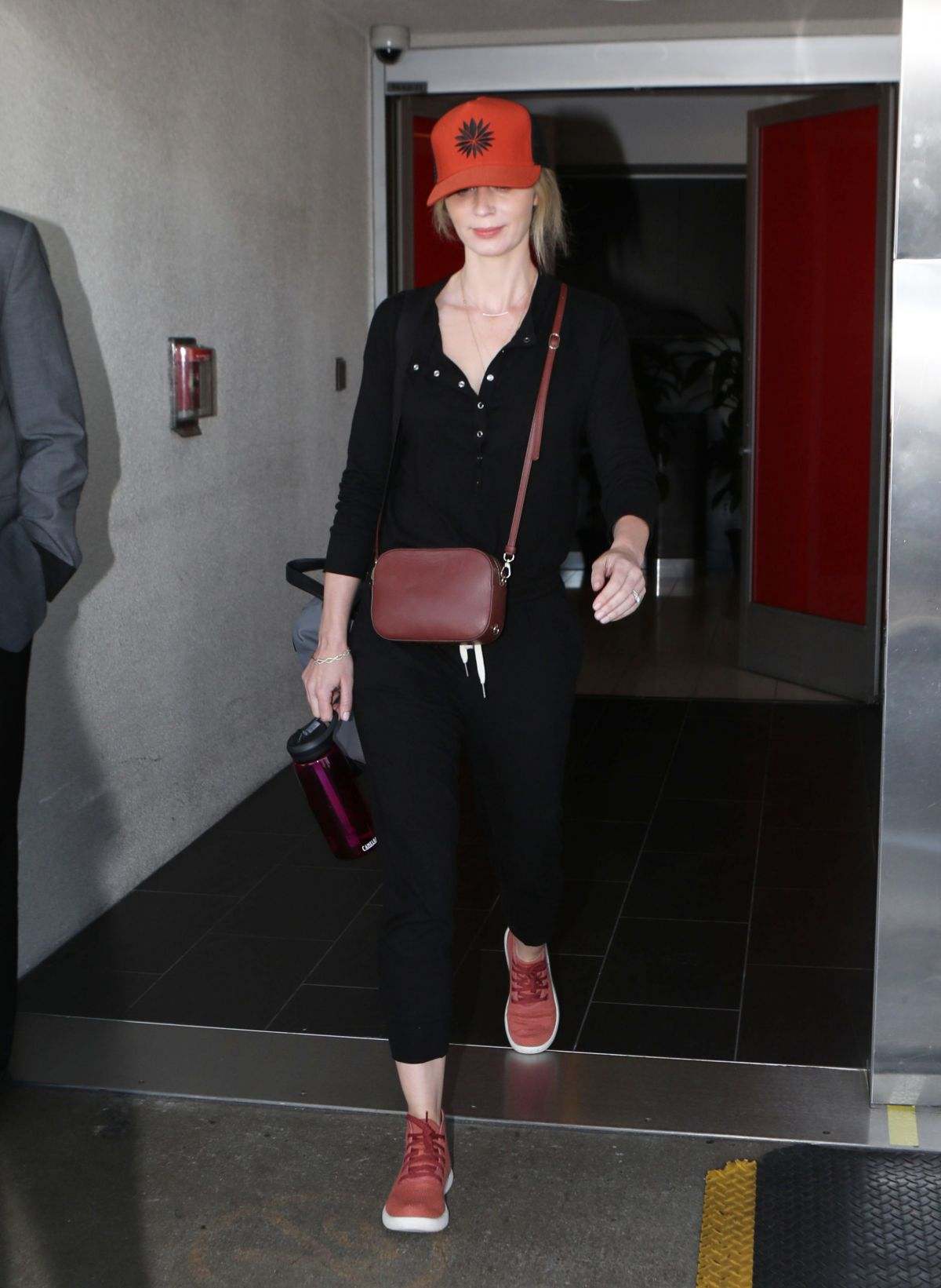Emily_Blunt_-_Los_Angeles_International_Airport__08202019-01.jpg