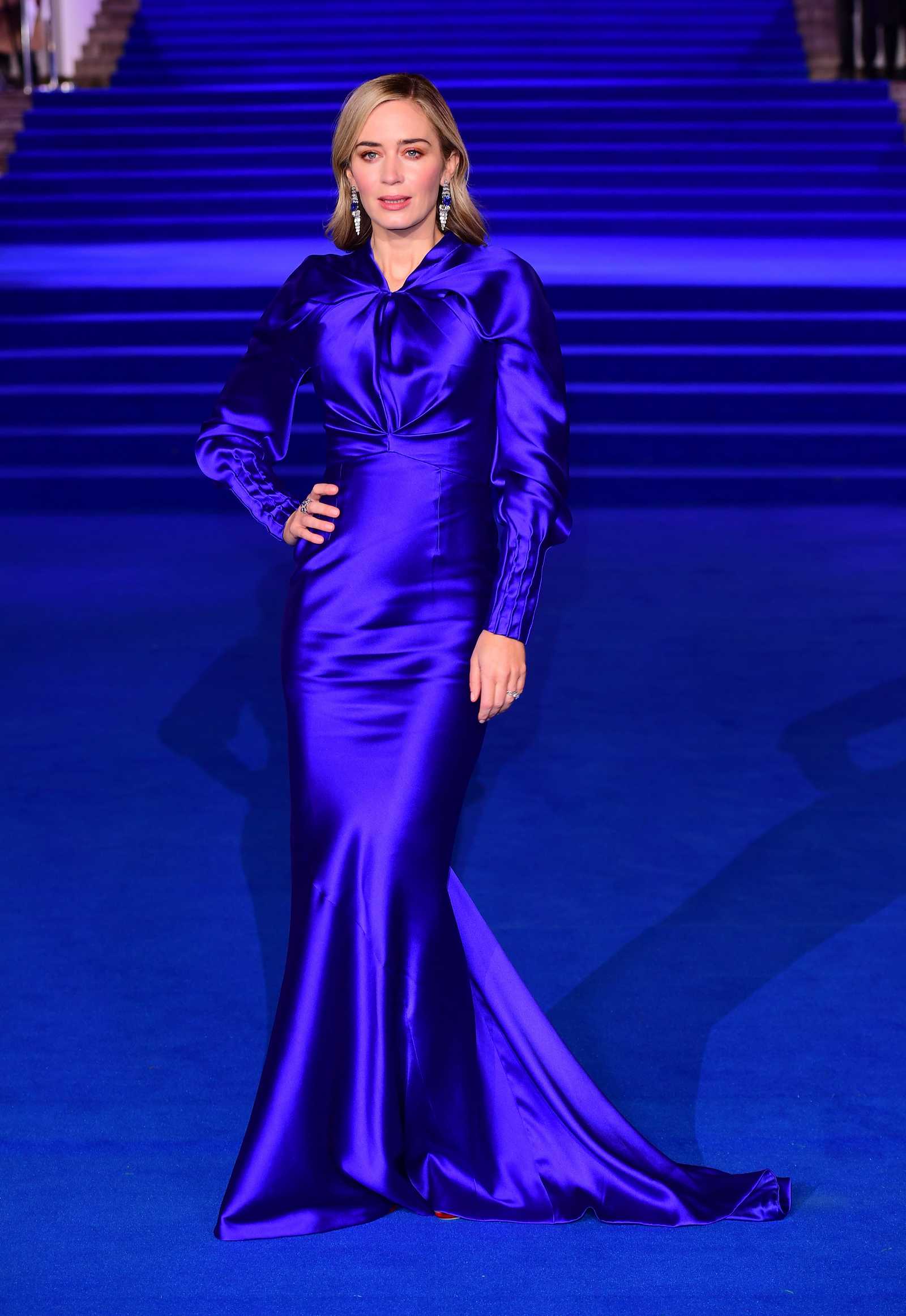 Emily_Blunt_-_Mary_Poppins_Returns_European_Premiere_12122018-02.jpg
