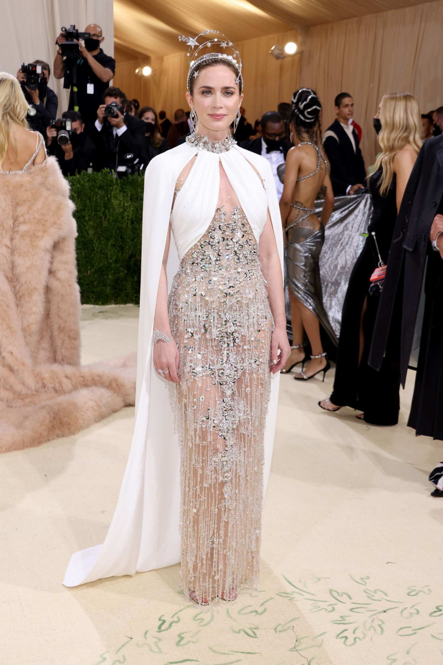 Emily_Blunt_-_Met_Gala_Celebrating_In_America_A_Lexicon_Of_Fashion__09132021_00005.jpg