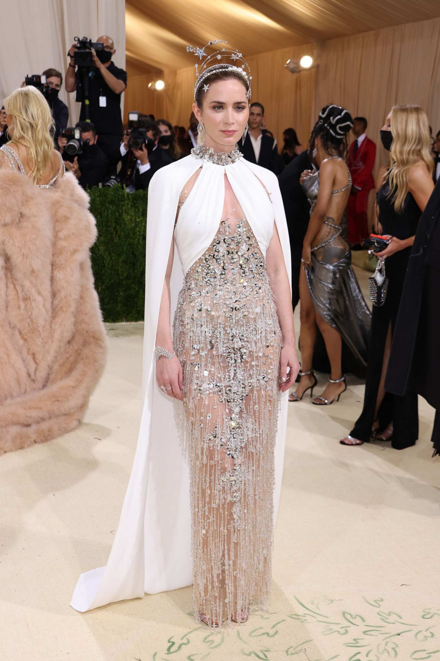 Emily_Blunt_-_Met_Gala_Celebrating_In_America_A_Lexicon_Of_Fashion__09132021_00006.jpg
