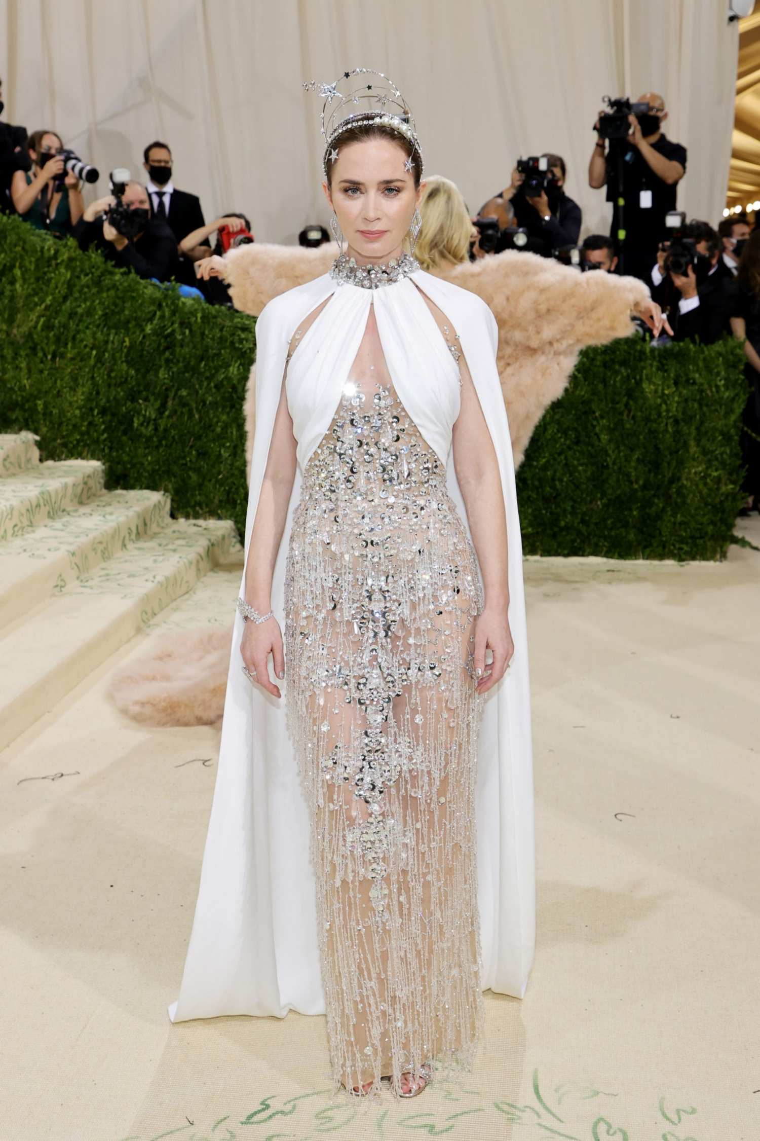 Emily_Blunt_-_Met_Gala_Celebrating_In_America_A_Lexicon_Of_Fashion__09132021_00007.jpg