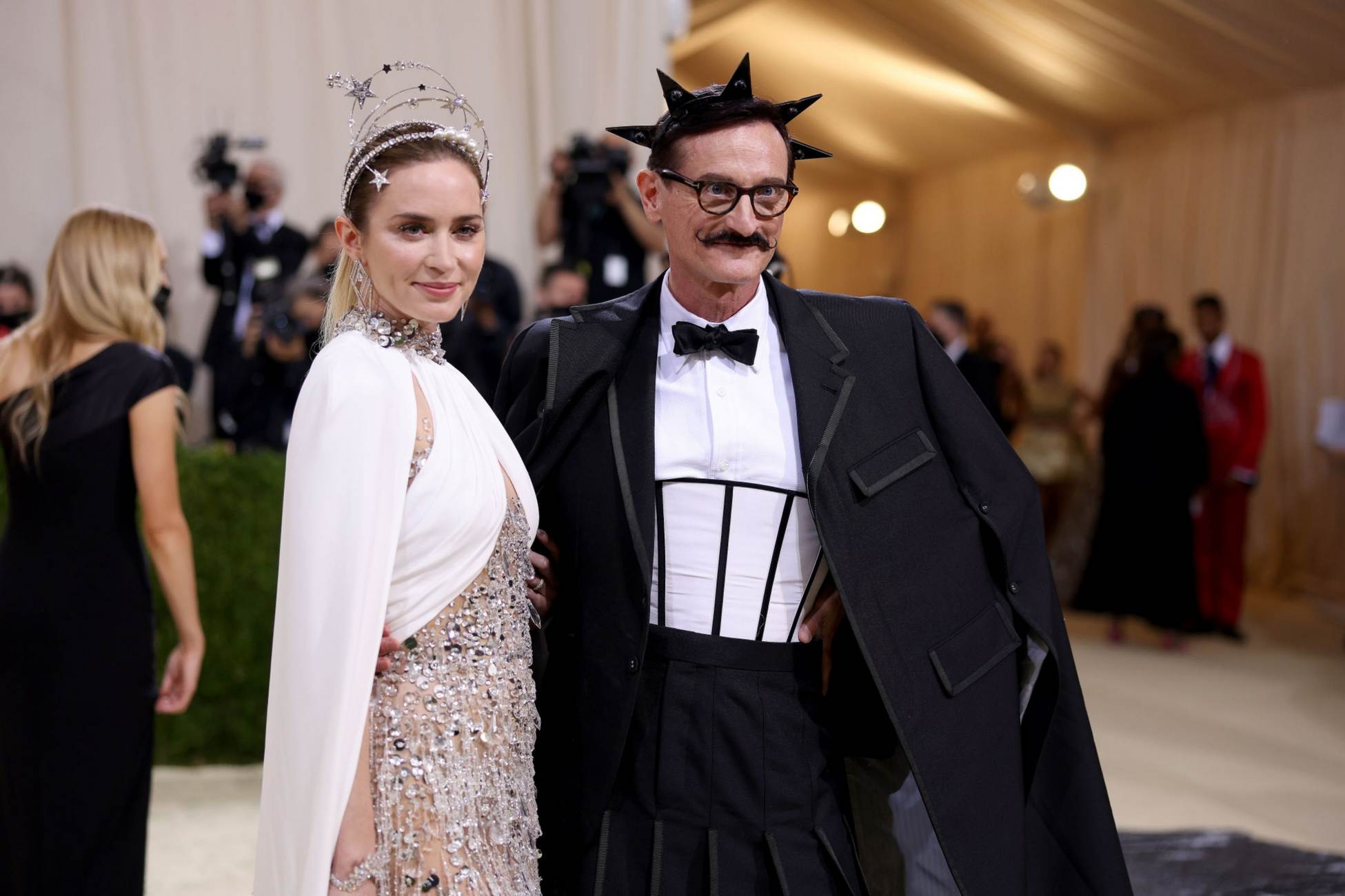 Emily_Blunt_-_Met_Gala_Celebrating_In_America_A_Lexicon_Of_Fashion__09132021_00010.jpg