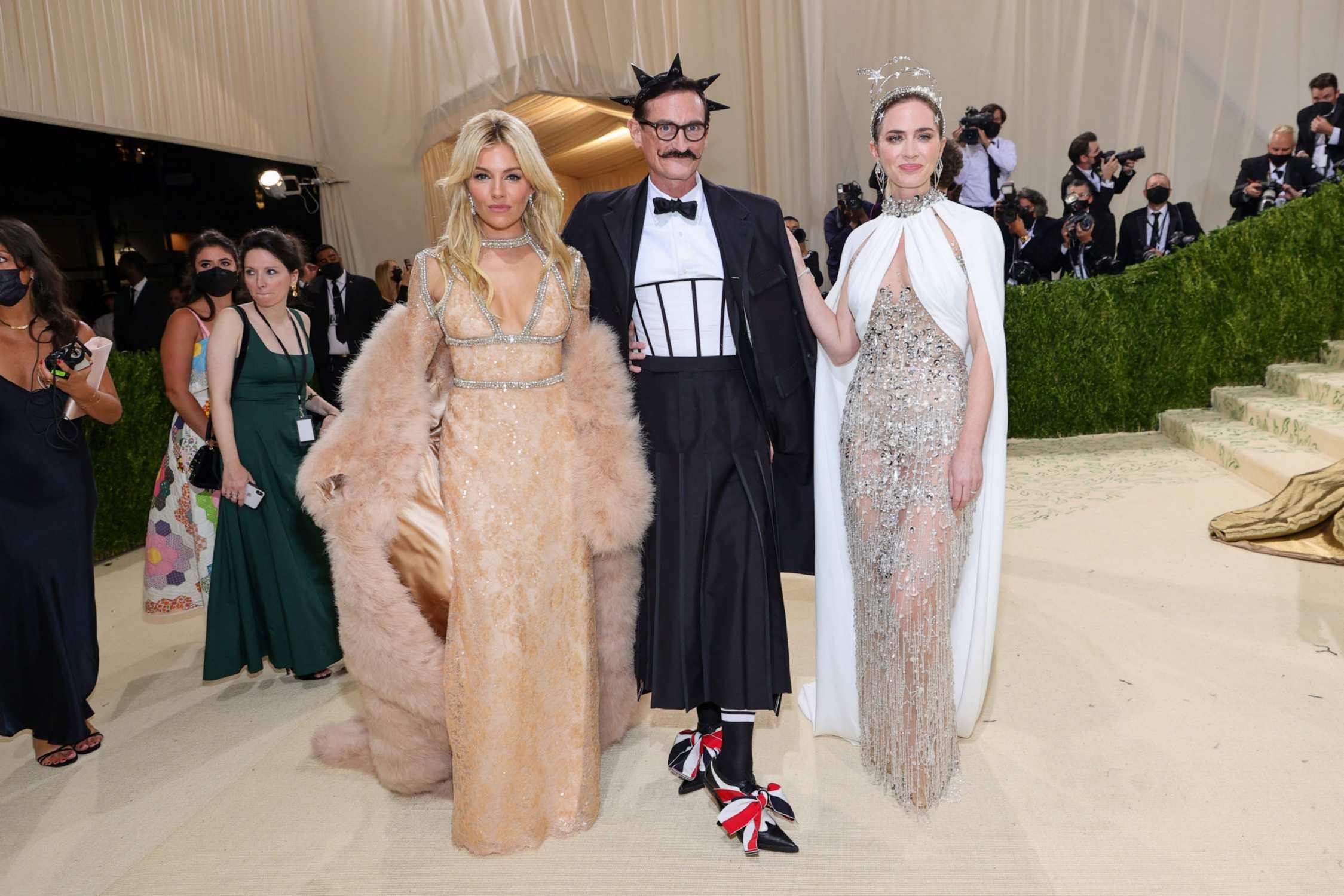 Emily_Blunt_-_Met_Gala_Celebrating_In_America_A_Lexicon_Of_Fashion__09132021_00011.jpg