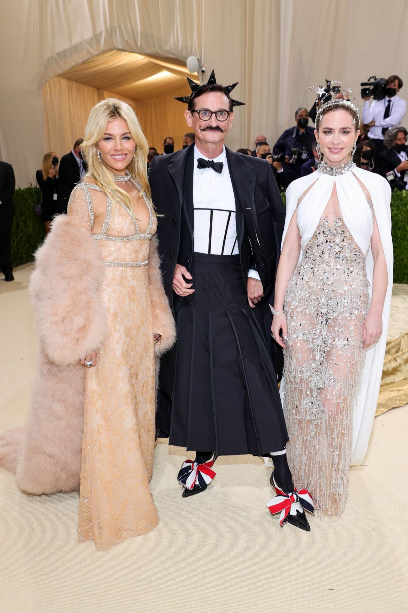 Emily_Blunt_-_Met_Gala_Celebrating_In_America_A_Lexicon_Of_Fashion__09132021_00014.jpg