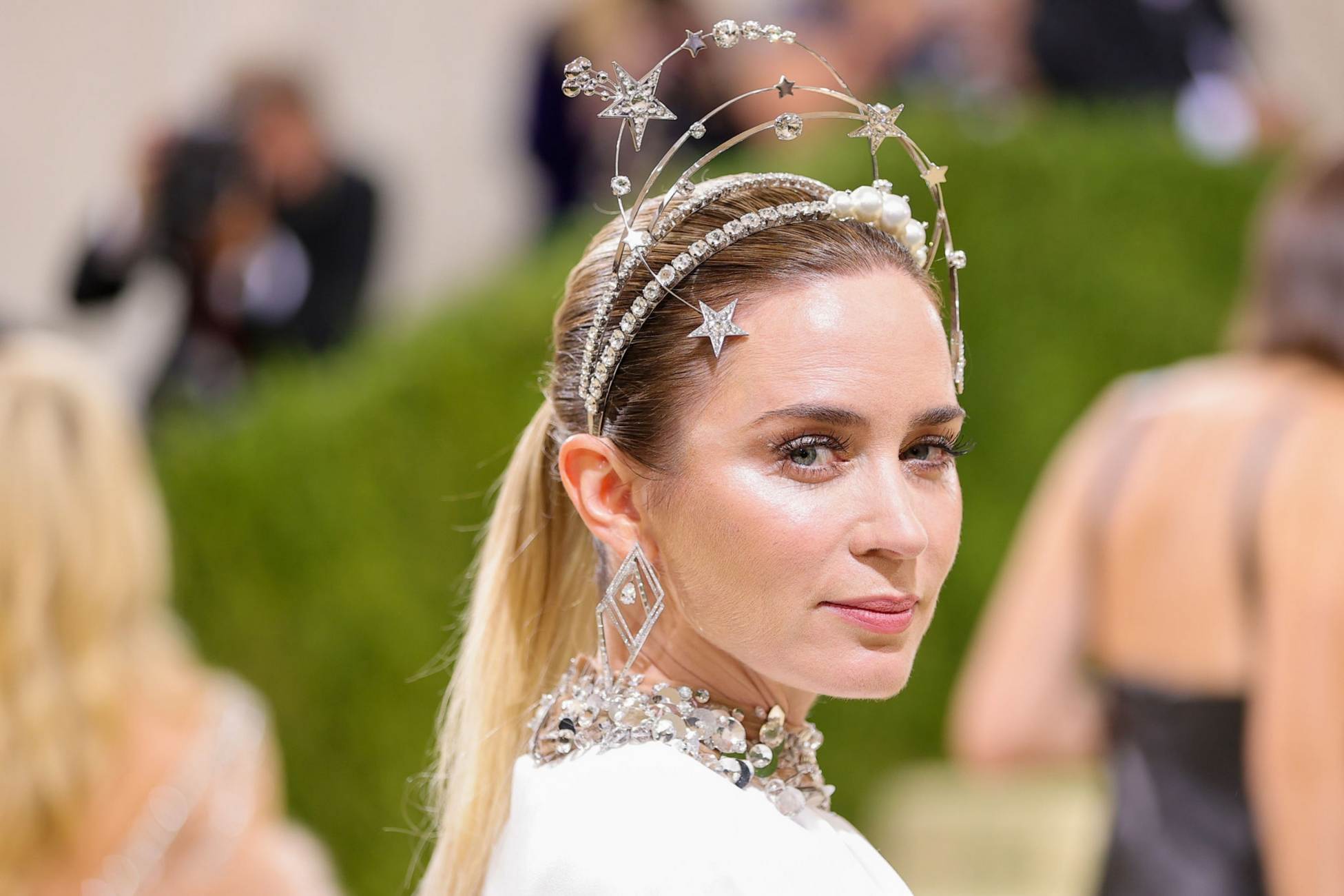 Emily_Blunt_-_Met_Gala_Celebrating_In_America_A_Lexicon_Of_Fashion__09132021_00021.jpg