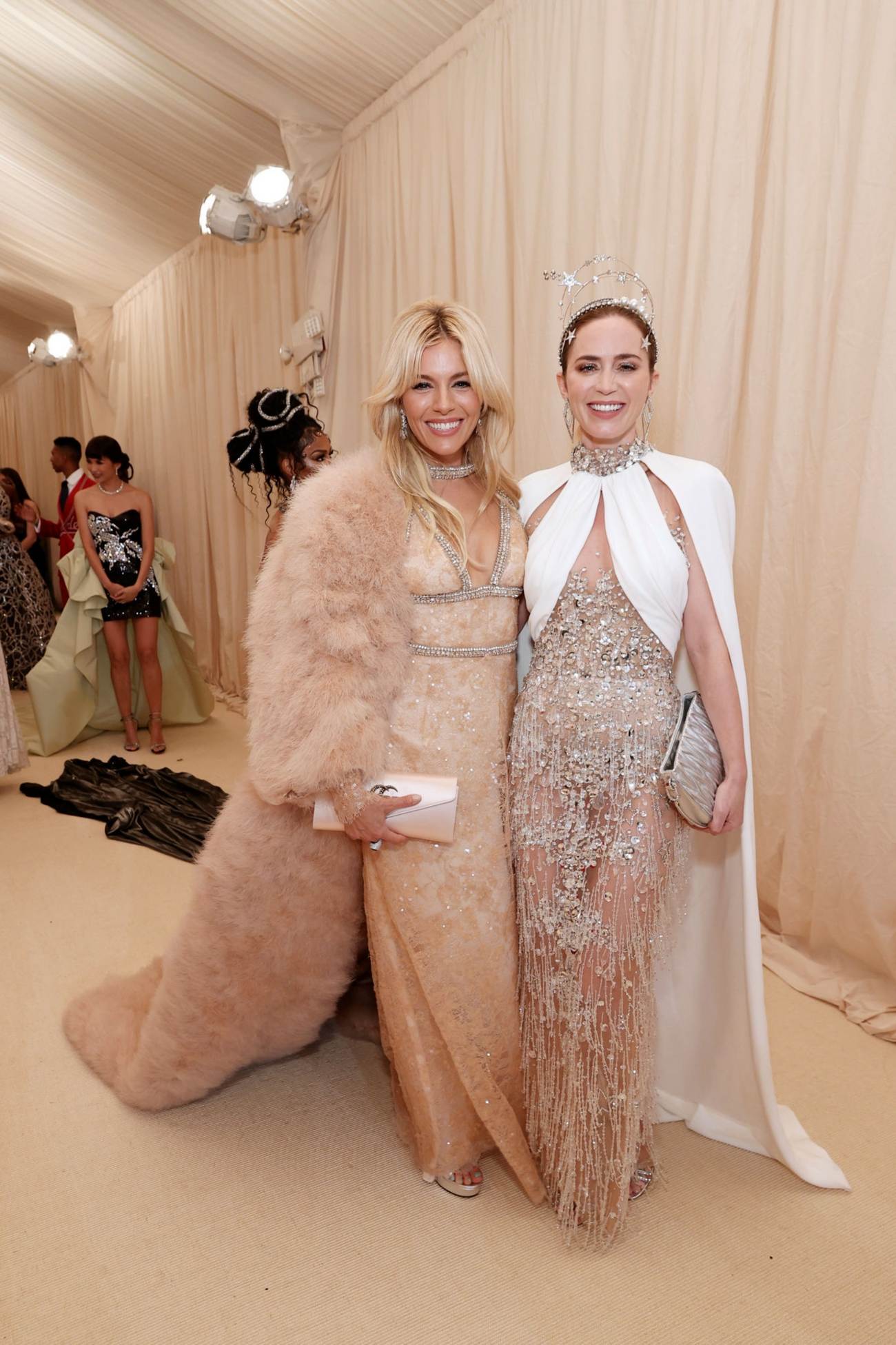 Emily_Blunt_-_Met_Gala_Celebrating_In_America_A_Lexicon_Of_Fashion__09132021_00024.jpg