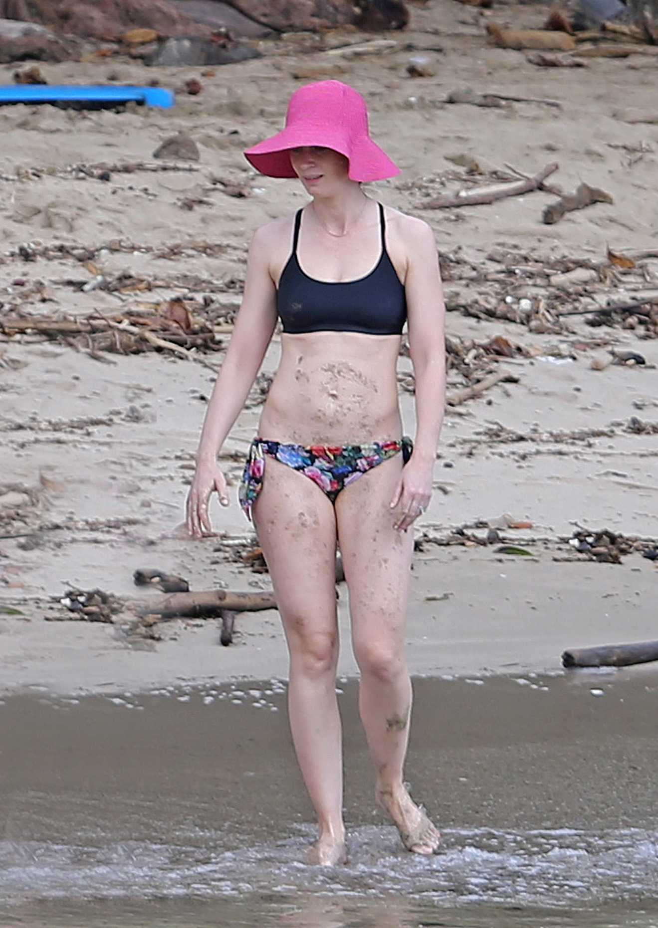 Emily_Blunt_-_On_the_beach_in_Hawaii_-_June_12C_2018-03.jpg