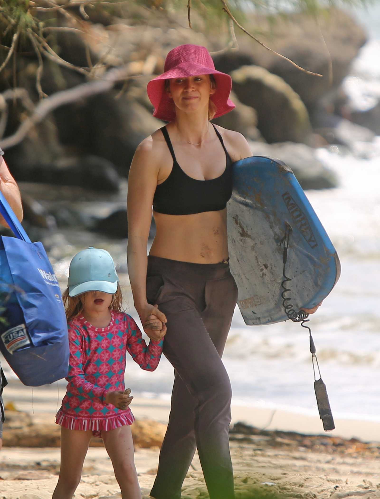 Emily_Blunt_-_On_the_beach_in_Hawaii_-_June_12C_2018-04.jpg
