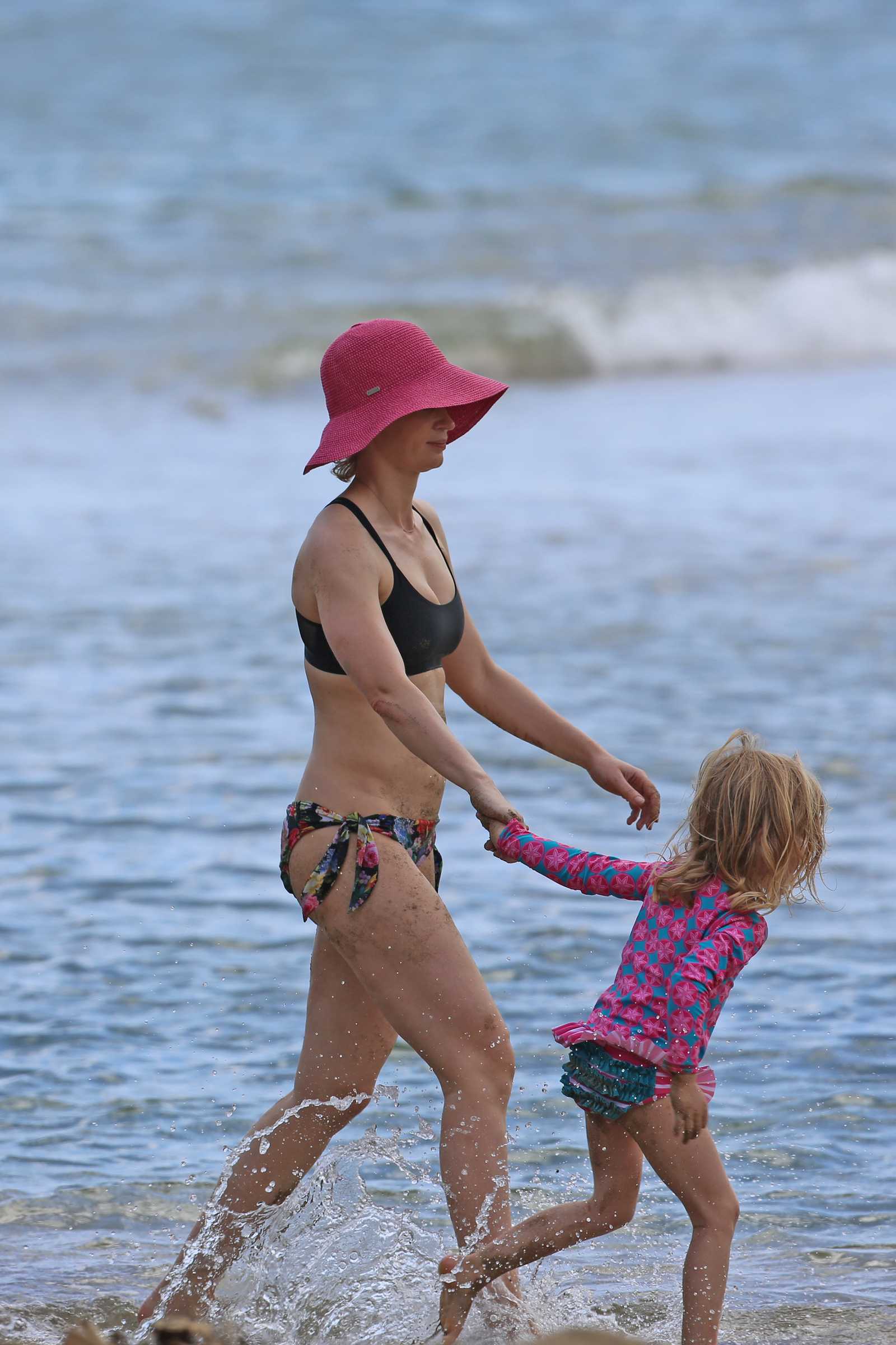 Emily_Blunt_-_On_the_beach_in_Hawaii_-_June_12C_2018-05.jpg