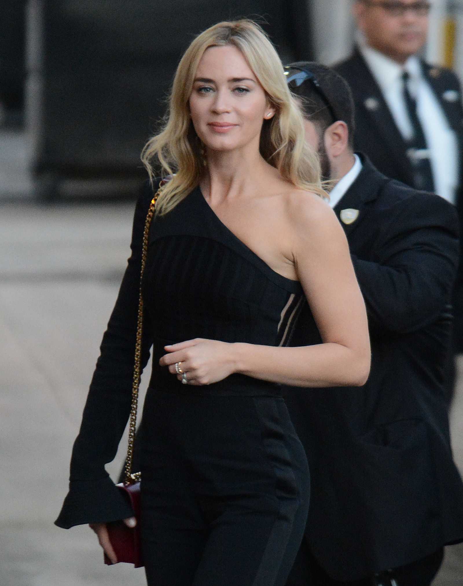 Emily_Blunt_-_Outside__Jimmy_Kimmel_Live__in_LA_November_142C_2018-03.jpg
