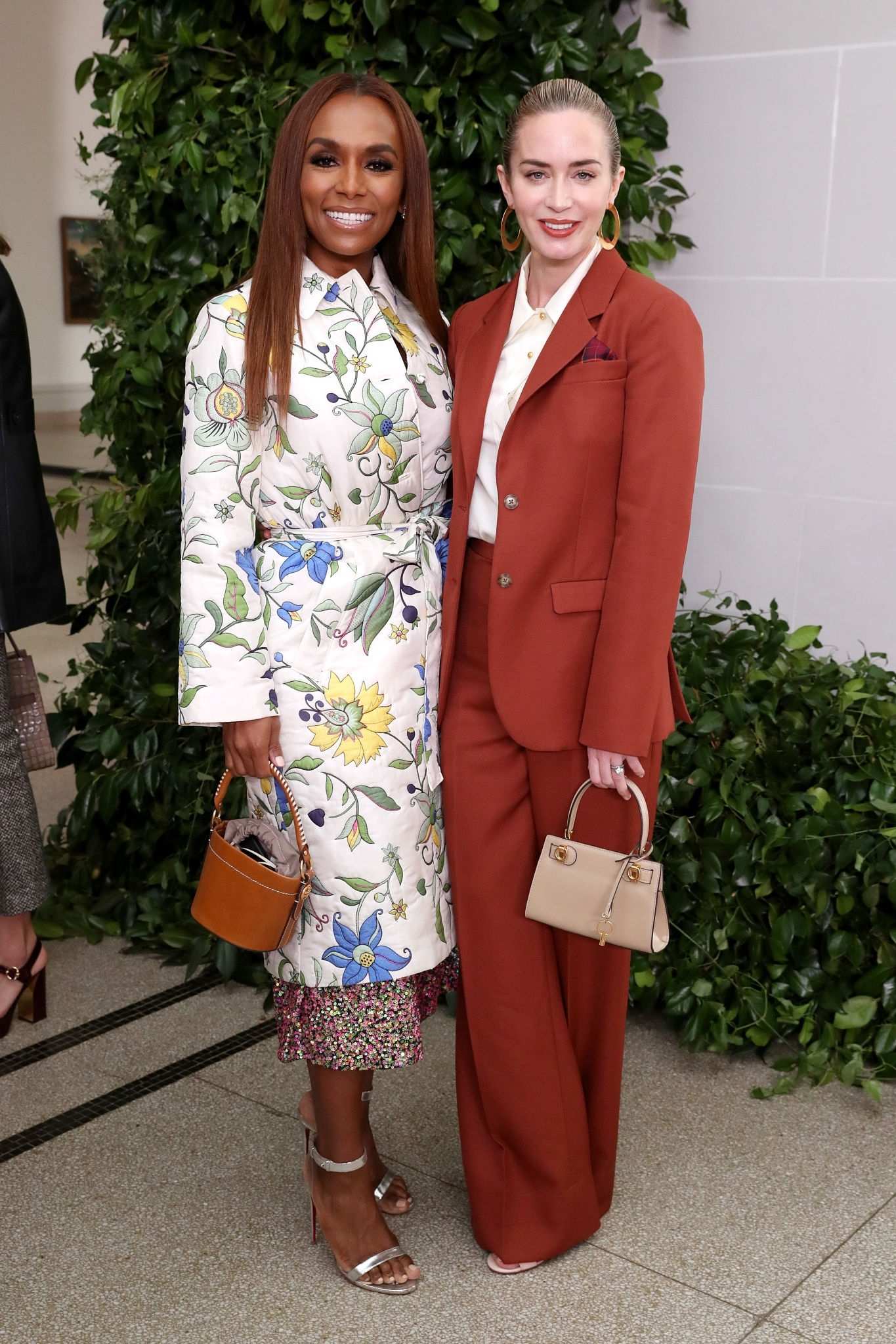 Emily_Blunt_-_Tory_Burch_NYFW_SS20_at_the_Brooklyn_Museum_on_September_082C_2019_in_Brooklyn_City-03.jpg