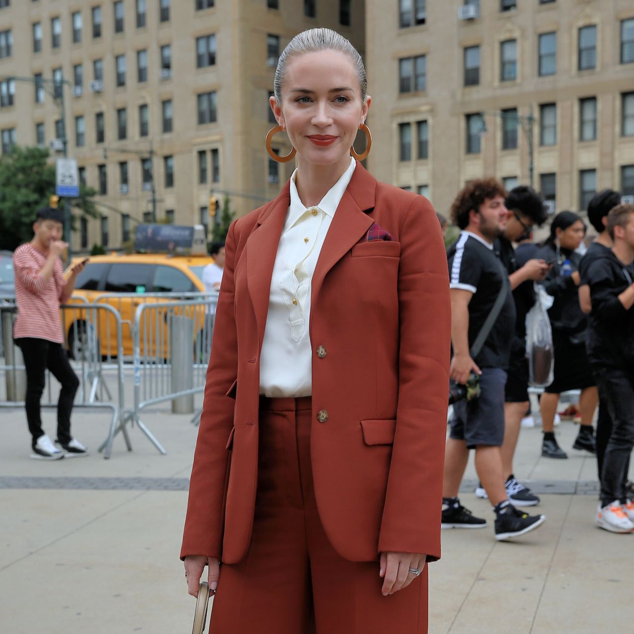 Emily_Blunt_-_Tory_Burch_NYFW_SS20_at_the_Brooklyn_Museum_on_September_082C_2019_in_Brooklyn_City-04.jpg