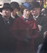 Emily_Blunt_-_Filming__Mary_Poppins_Returns__in_Central_London_on_March_3-08.jpg