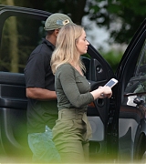 Emily_Blunt_-_Headed_to_a_restaurant_in_Upstate_New_York__June_52C_2019-02.jpg