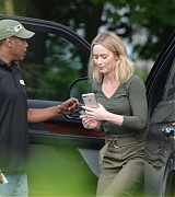 Emily_Blunt_-_Headed_to_a_restaurant_in_Upstate_New_York__June_52C_2019-03.jpg