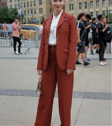 Emily_Blunt_-_Tory_Burch_NYFW_SS20_at_the_Brooklyn_Museum_on_September_082C_2019_in_Brooklyn_City-02.jpg