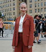 Emily_Blunt_-_Tory_Burch_NYFW_SS20_at_the_Brooklyn_Museum_on_September_082C_2019_in_Brooklyn_City-04.jpg